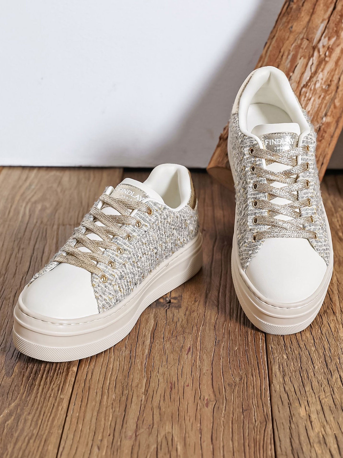 Djamila - Cremefarvede sneakers med fine guldglitterdetaljer og en bred beige sål